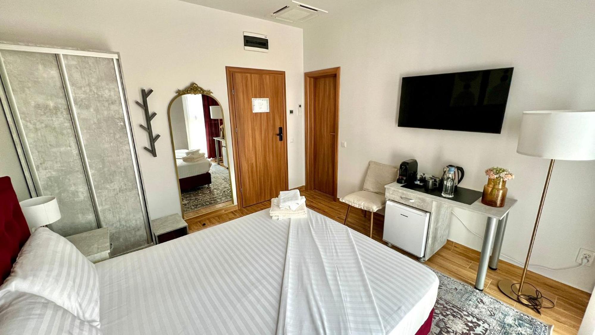 Hotel Fantazia Oradea - Self Check In & Out Exterior photo